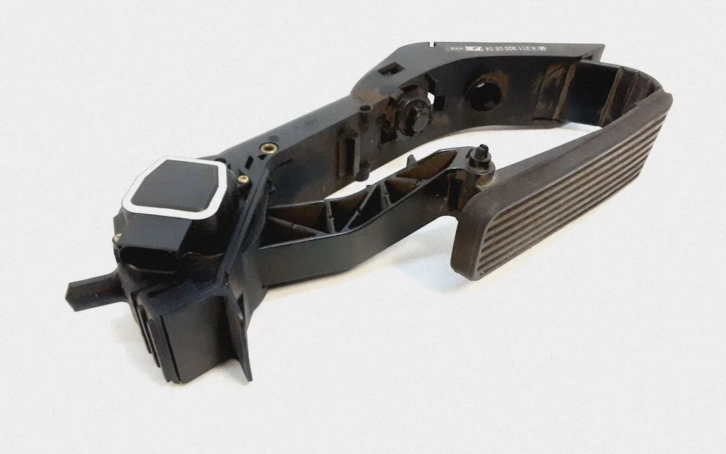 Accelerator throttle pedal A2113000504