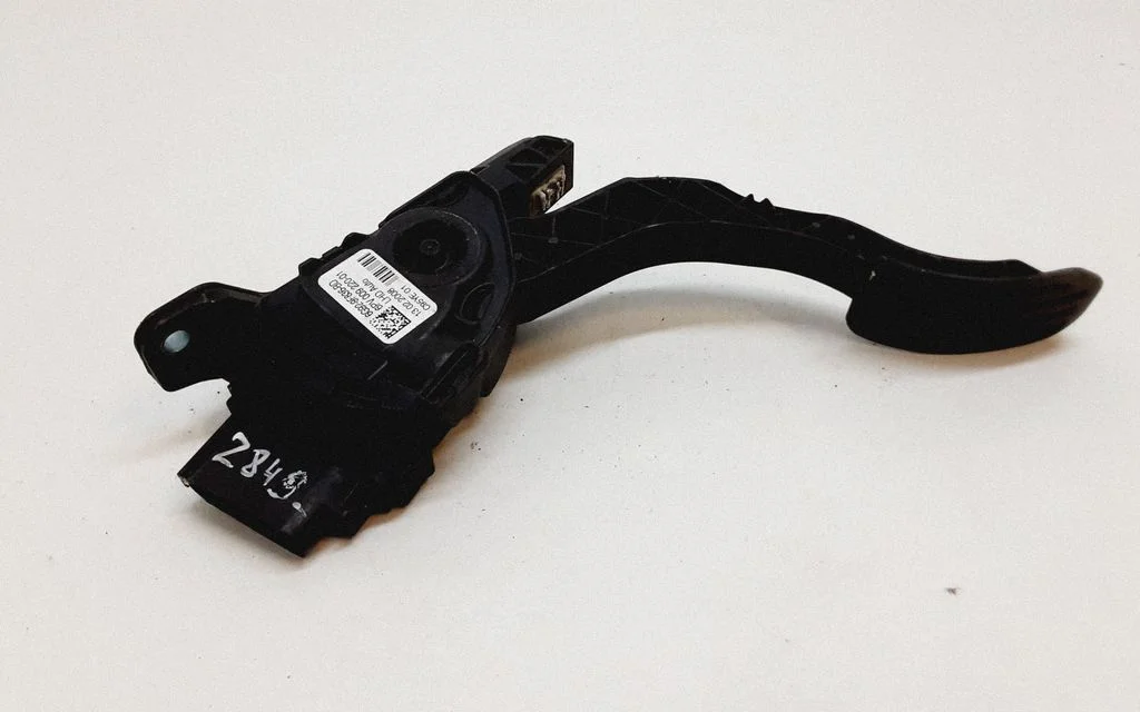 Accelerator throttle pedal – Volvo V70 (2005-2008)