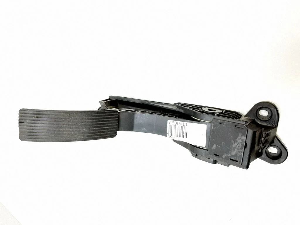 Accelerator throttle pedal