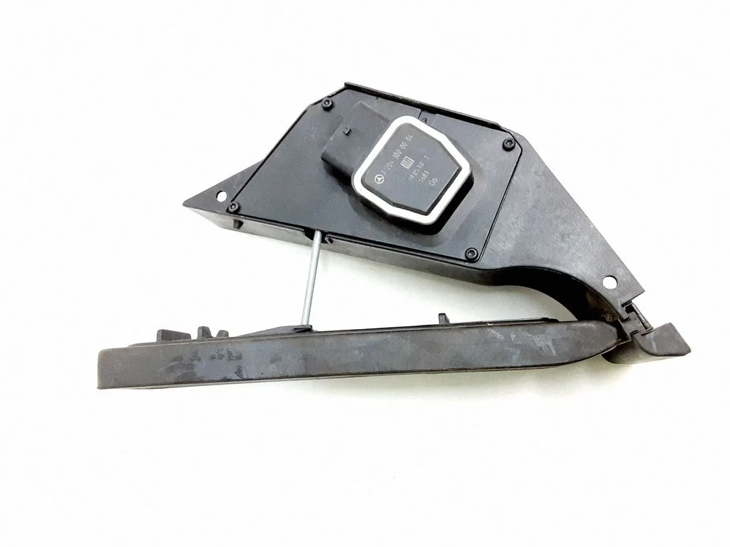 Accelerator throttle pedal