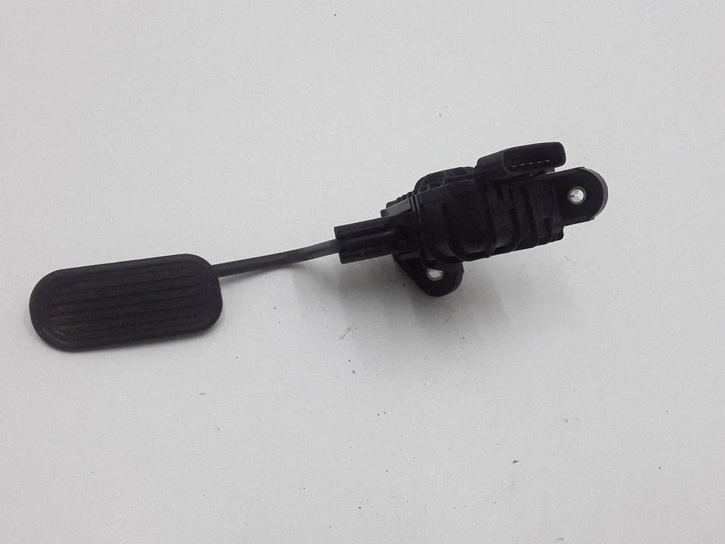 Accelerator throttle pedal