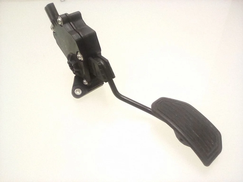 Accelerator throttle pedal