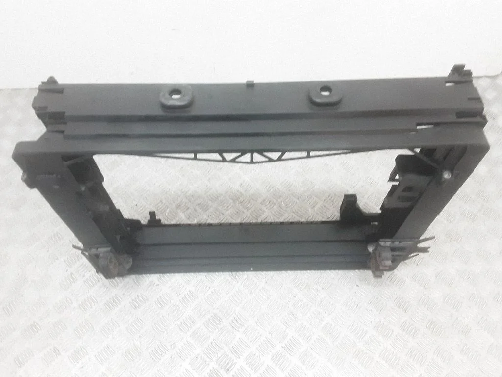 Radiatoru paneļa kronšteins – BMW 7. sērija F01 F02 F03 F04 (2008-2016)