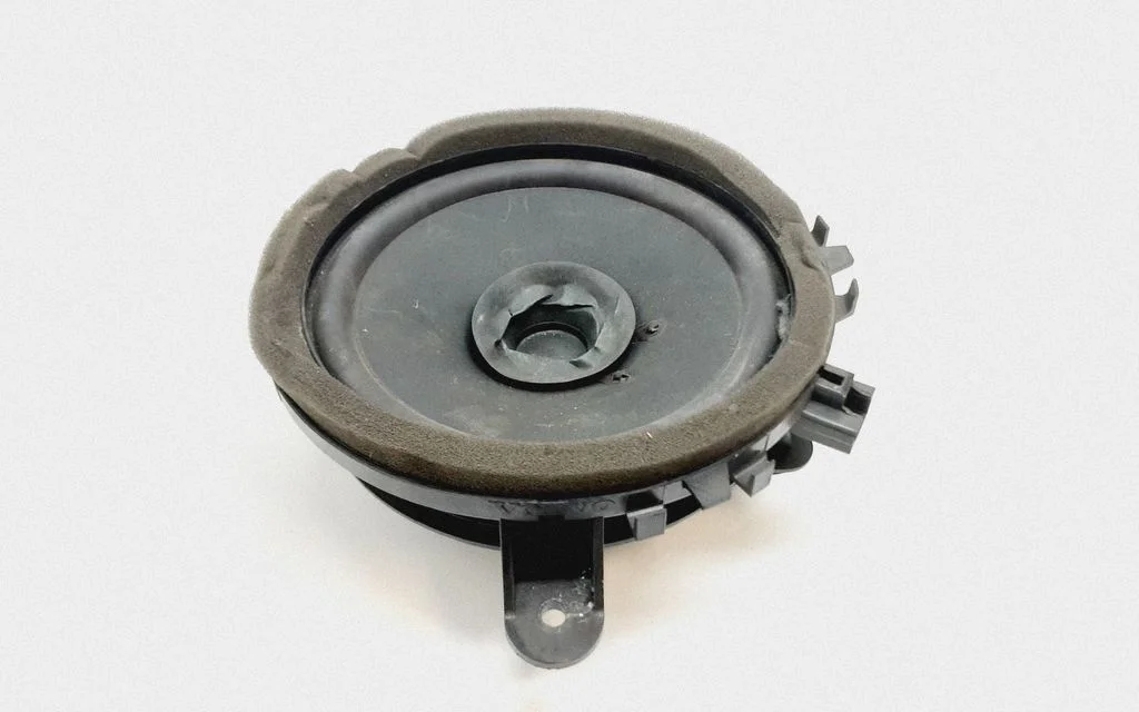 Skaļrunis (-ņi) priekšējās durvīs 30657444