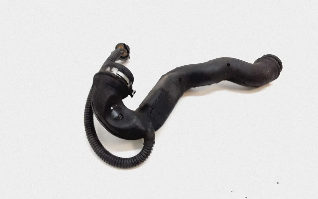 Breather/breather pipe/hose – Volvo V70 (2005-2008)