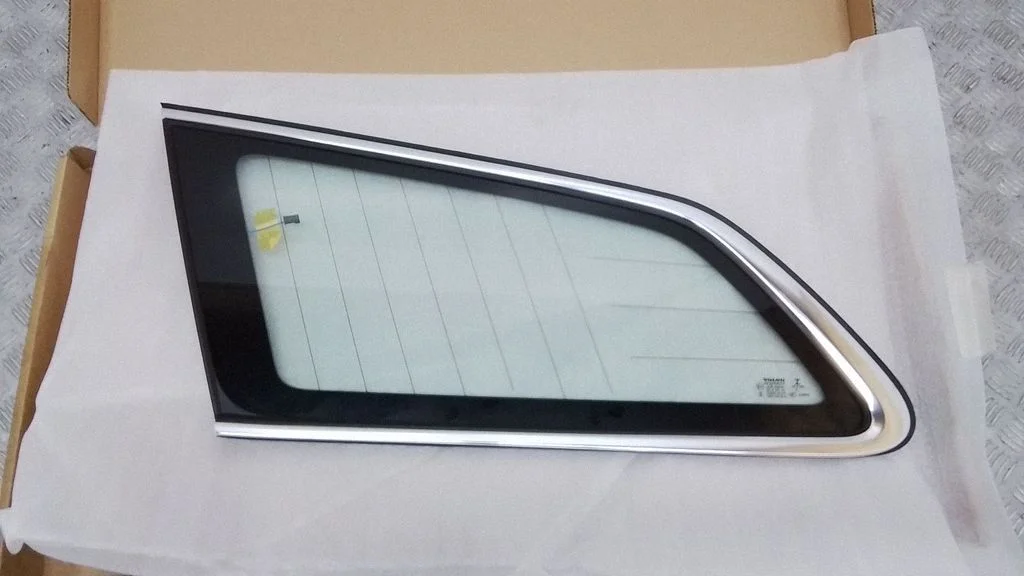 Rear side window 32219282