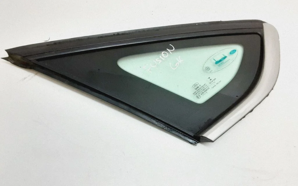 Rear side window DS73F29701A