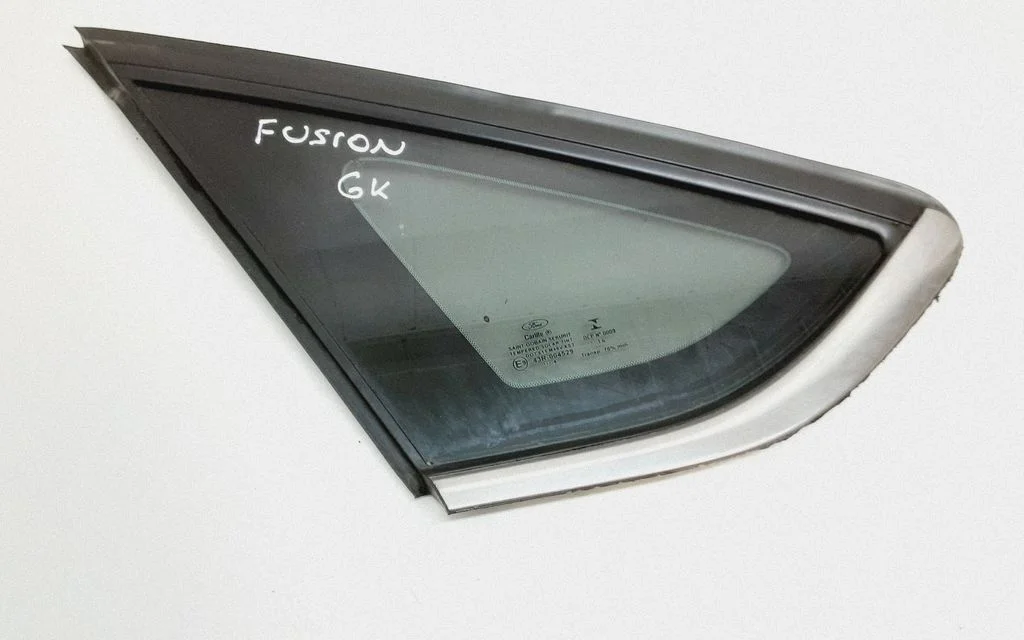 Rear side window DS73F29701A