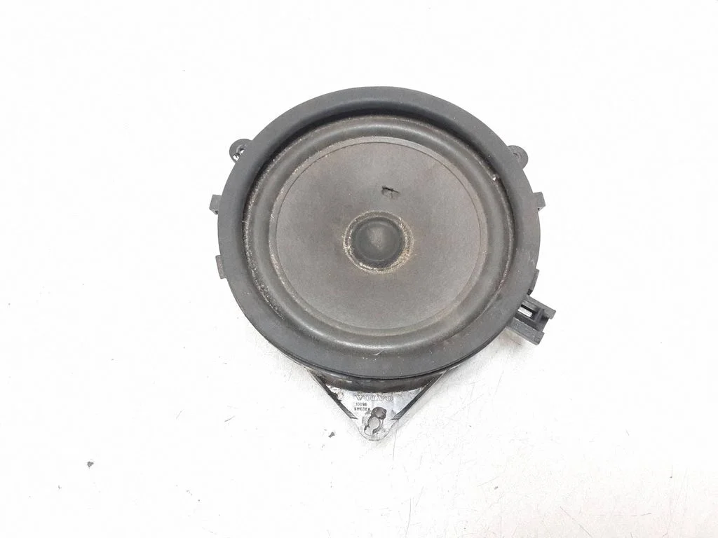 Skaļrunis (-ņi) aizmugurējās durvīs 30745941
