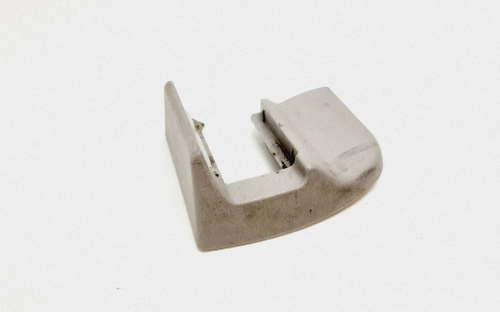 Front driver seat rail trim 08613320