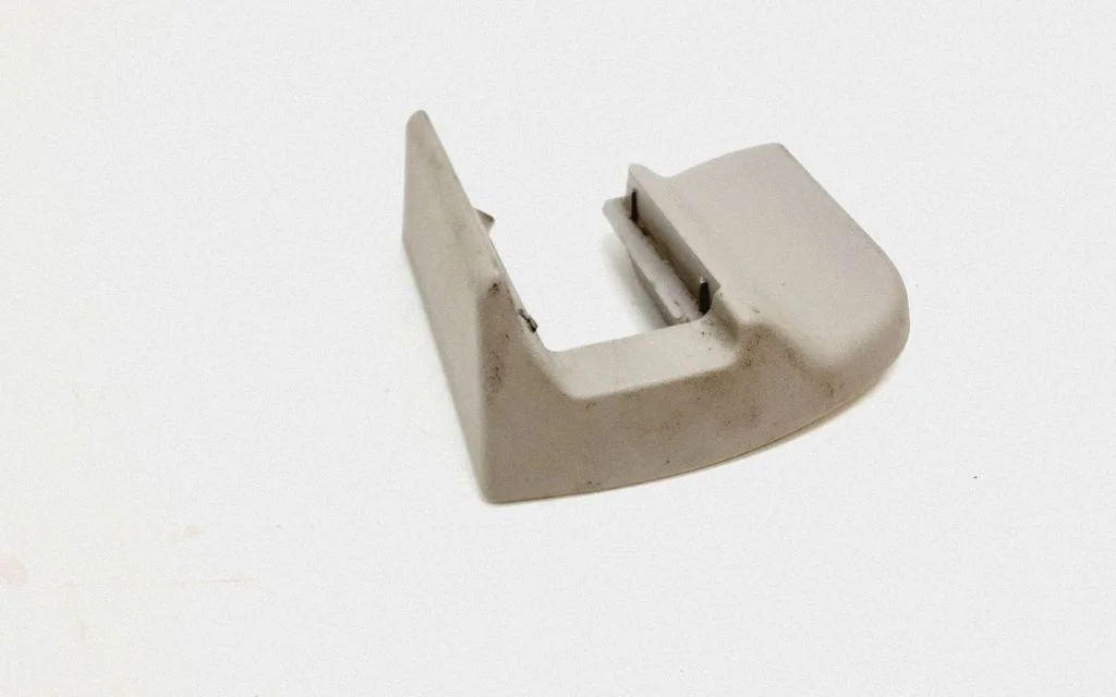Front driver seat rail trim 08613320