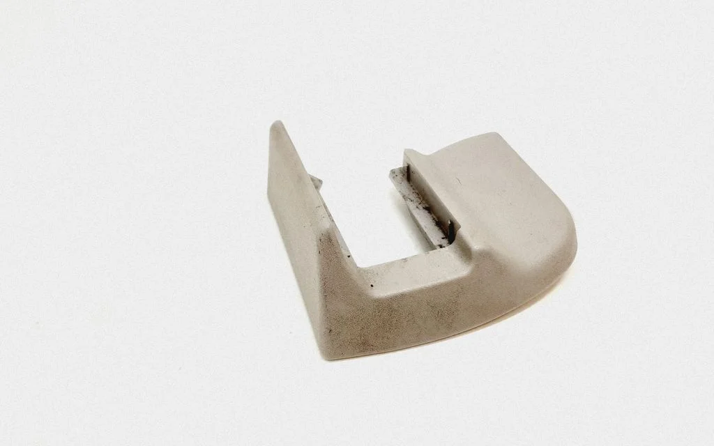 Front driver seat rail trim 08613320