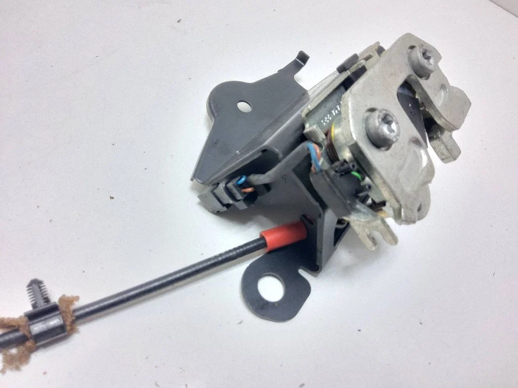 Seat back rest lock catch – Saab 9-3 Ver2 (2003-2007)