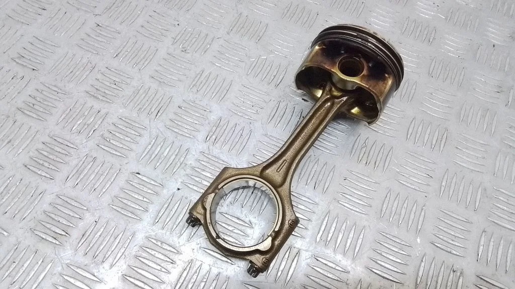 Piston with connecting rod – front