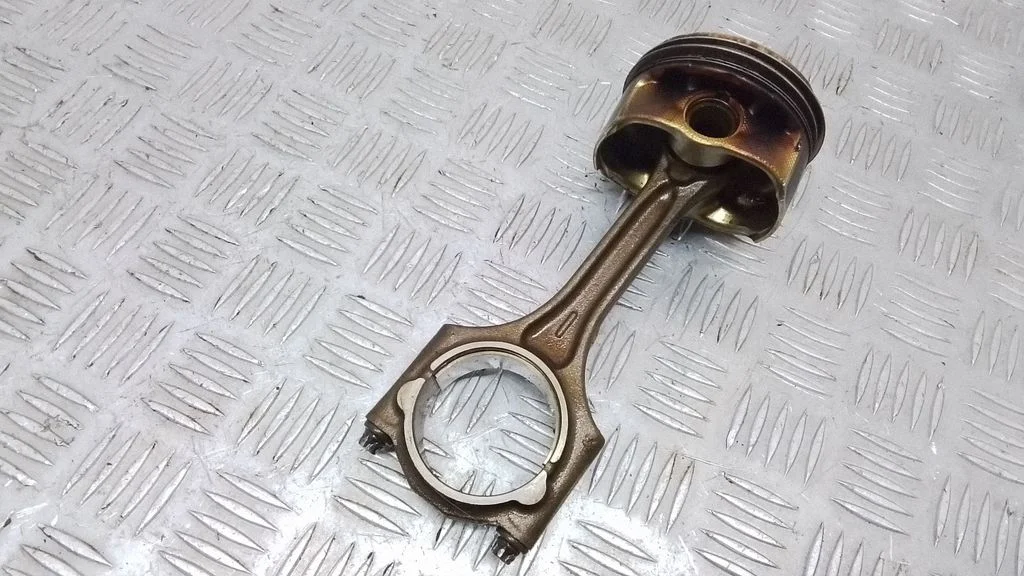 Piston with connecting rod – front