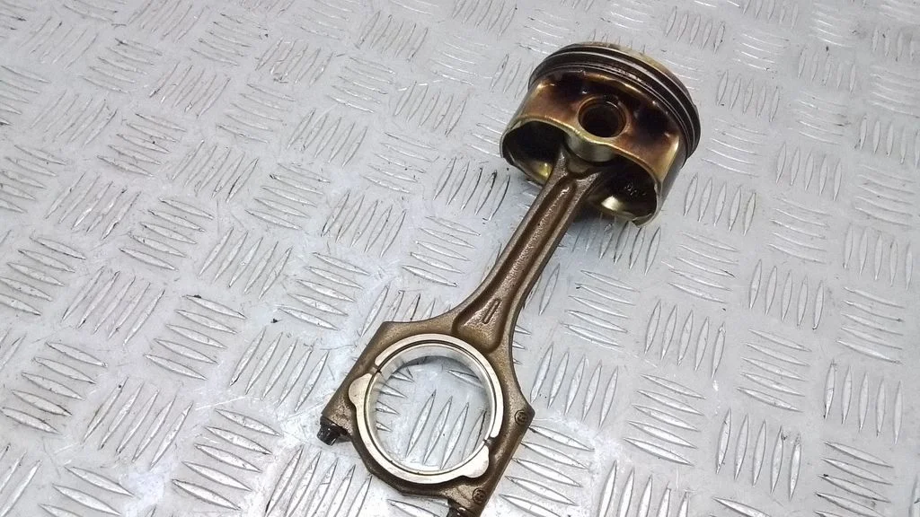 Piston with connecting rod – front