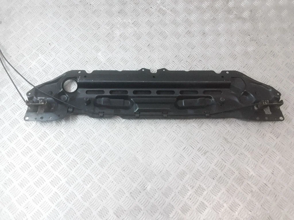 Radiaatori tugipaneeli ülaosa – BMW 5-seeria E60 E61 (2004-2010)