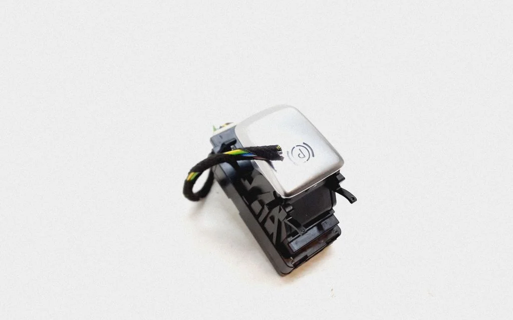 Hand parking brake switch – Mercedes-Benz C-Class W205 (2014-2021)