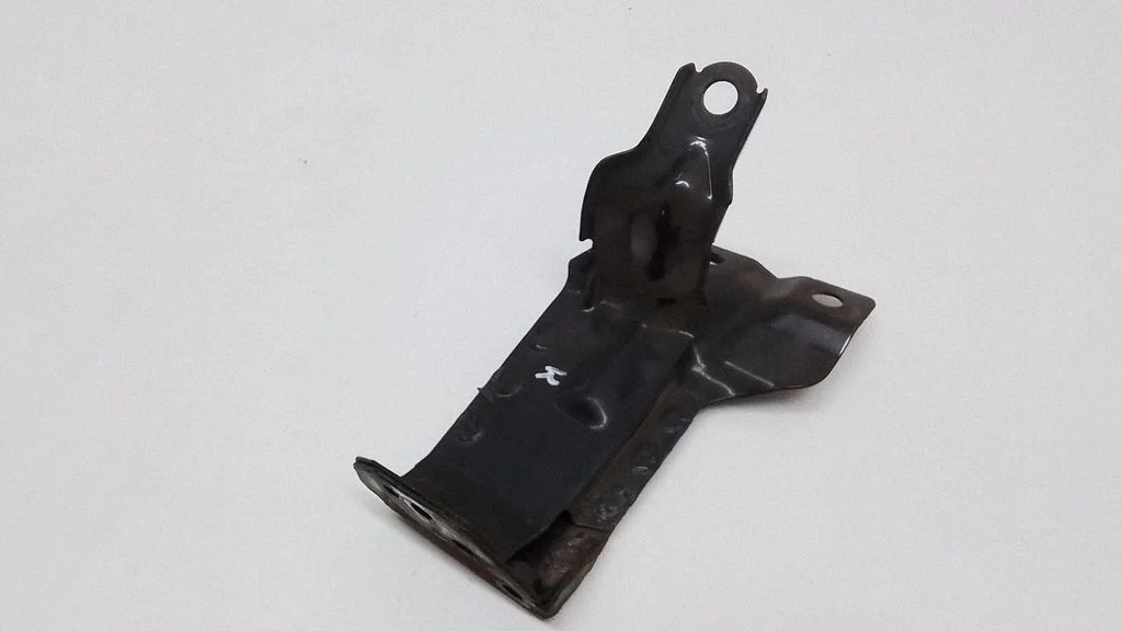 Radiator mount bracket – Volvo XC60 (2009-2013)