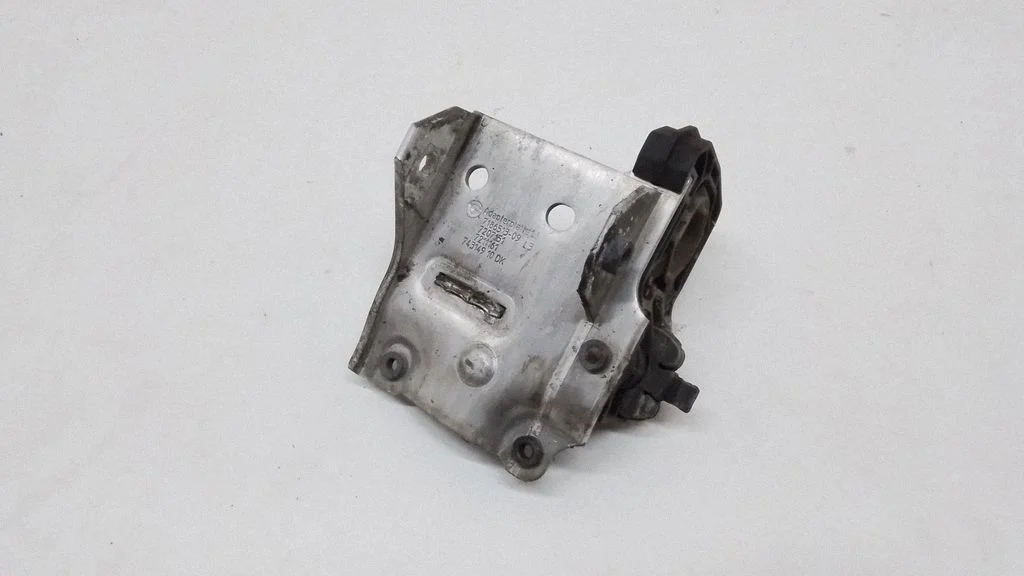 Radiator mount bracket – BMW 7 Series F01 F02 F03 F04 (2008-2016)