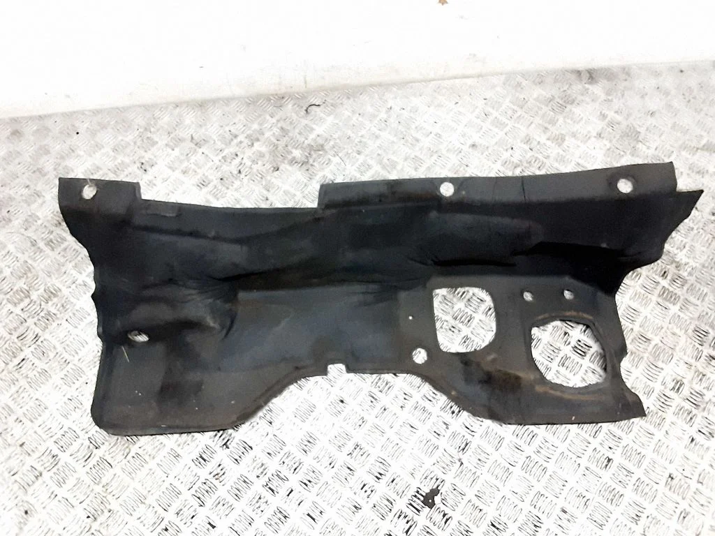 Heat shield in engine bay – Chrysler Town & Country V (2008-2016)
