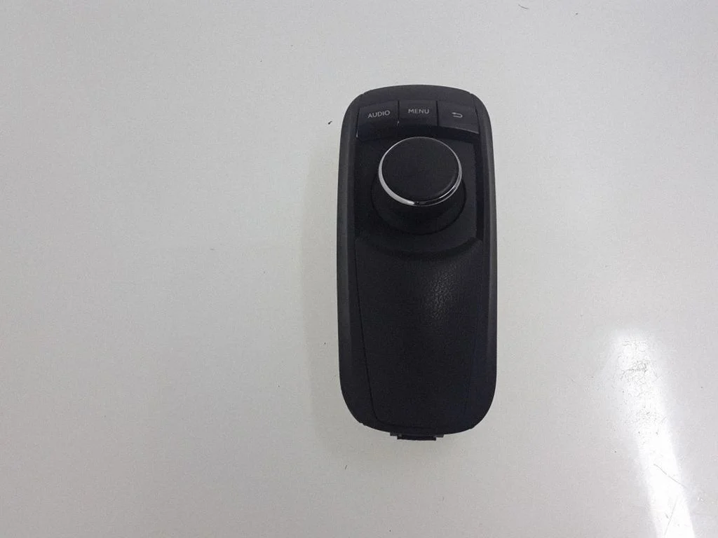 Head unit multimedia control