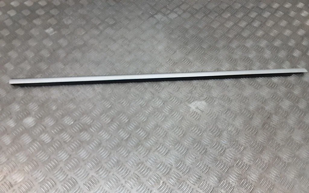 Front door glass trim molding – front right