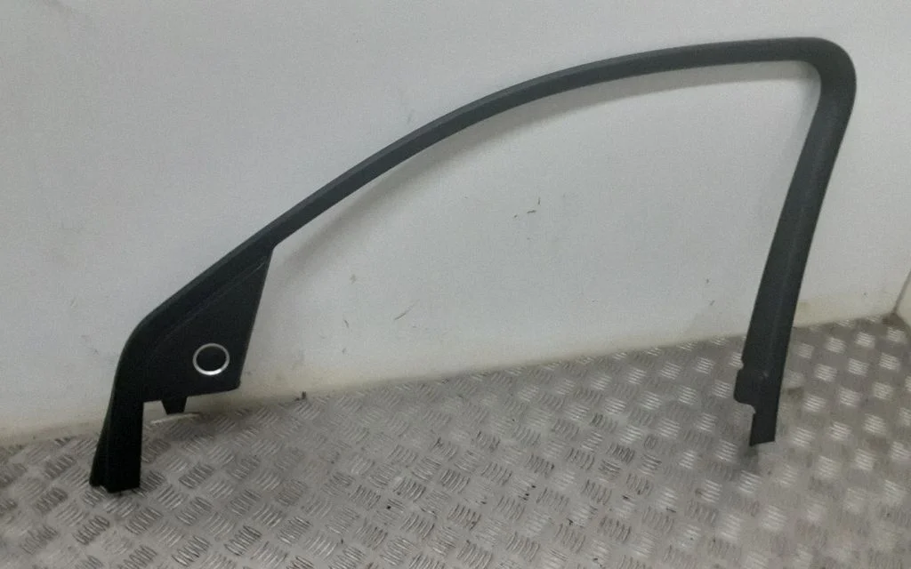 Front door glass trim molding – front right