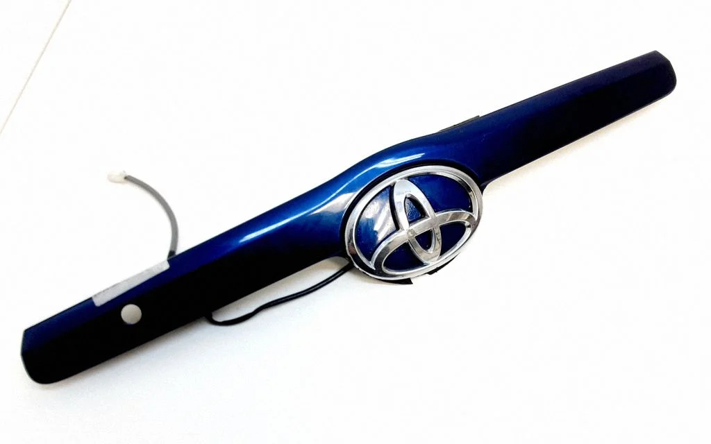 Tagaluugi numbrivalgustuse liist – Toyota Camry (2006-2011)