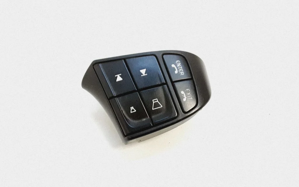 Steering wheel buttons/switches – Volvo XC60 (2009-2013)