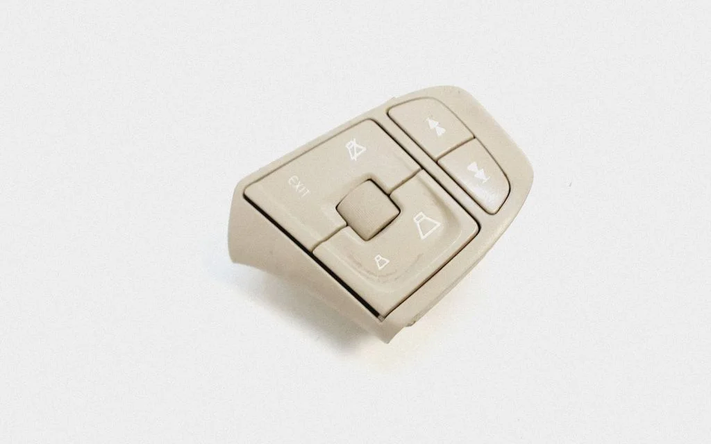Steering wheel buttons/switches – Volvo XC60 (2009-2013)