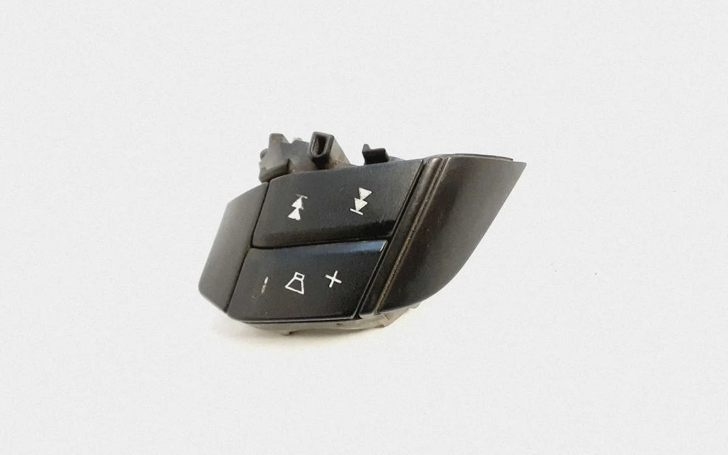 Steering wheel buttons/switches – Volvo XC90 (2003-2006)