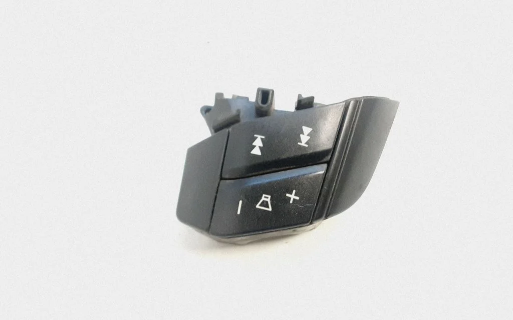 Steering wheel buttons/switches – Volvo XC90 (2003-2006)