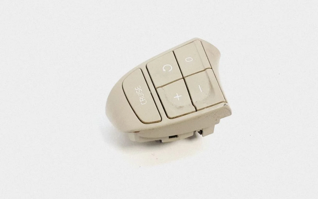 Steering wheel buttons/switches – Volvo XC60 (2009-2013)