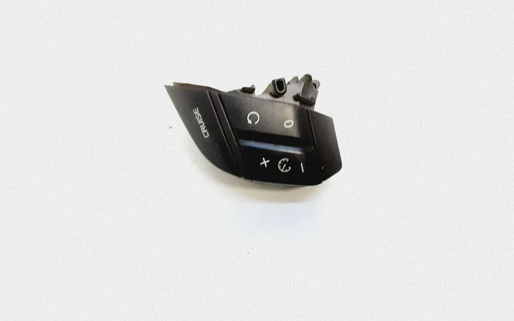 Steering wheel buttons/switches – Volvo XC90 (2003-2006)
