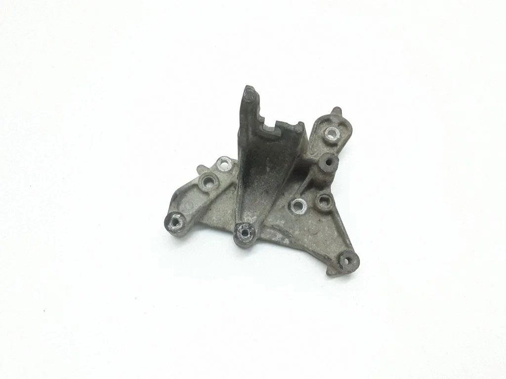 Power steering pump mounting bracket – Volvo V70 (2008-2013)