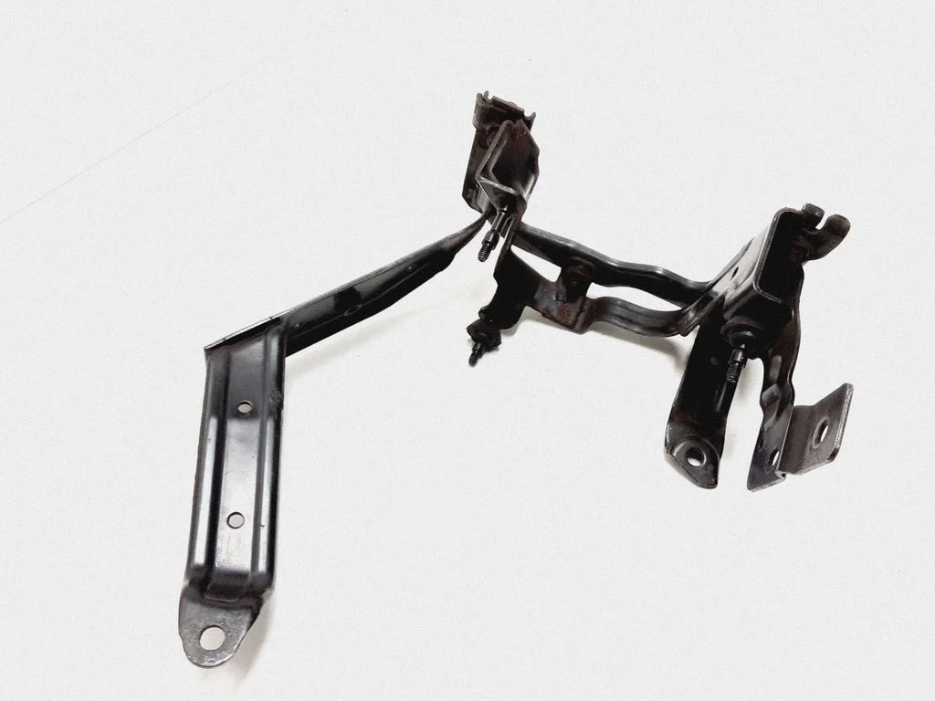 Power steering pump mounting bracket – Volvo V50 (2004-2007)