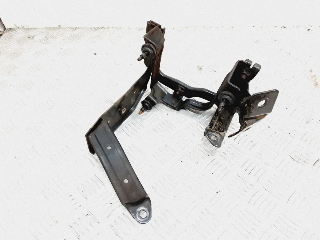 Power steering pump mounting bracket – Volvo V50 (2004-2007)