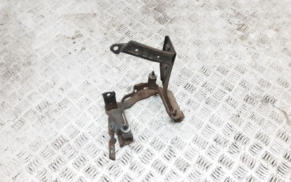 Power steering pump mounting bracket – Volvo V50 (2004-2007)