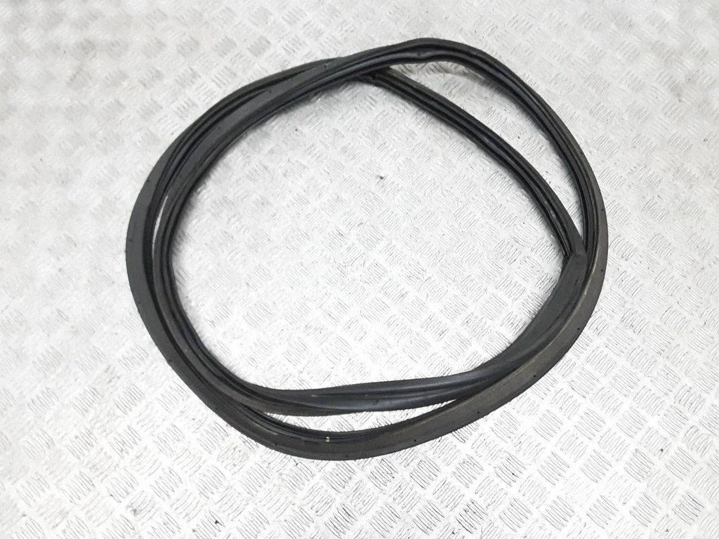 Loading door rubber seal (on body) – rear