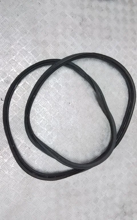 Loading door rubber seal (on body) – rear