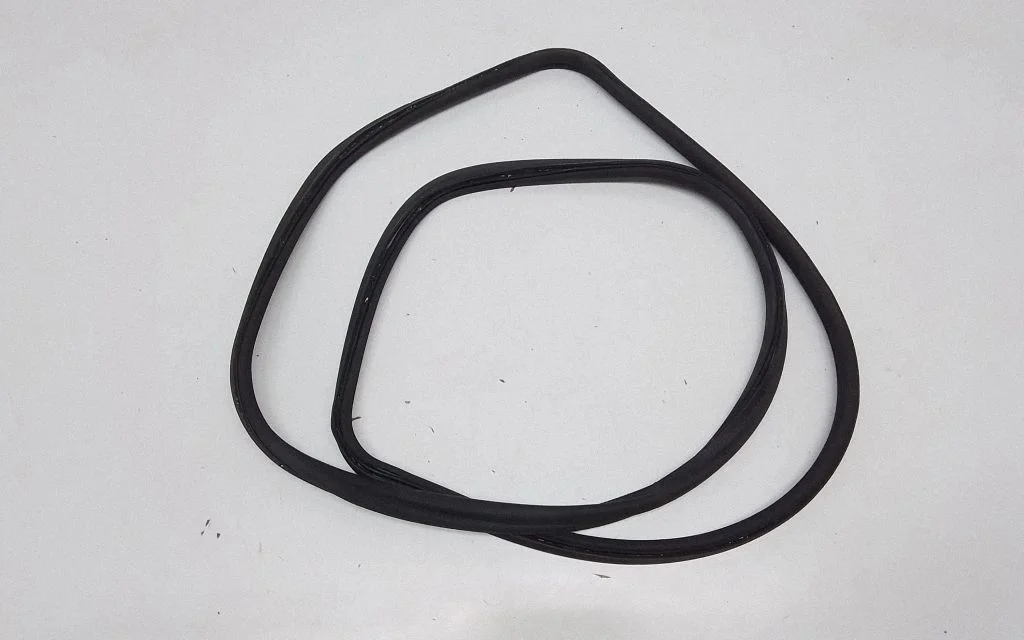 Loading door rubber seal (on body) – rear