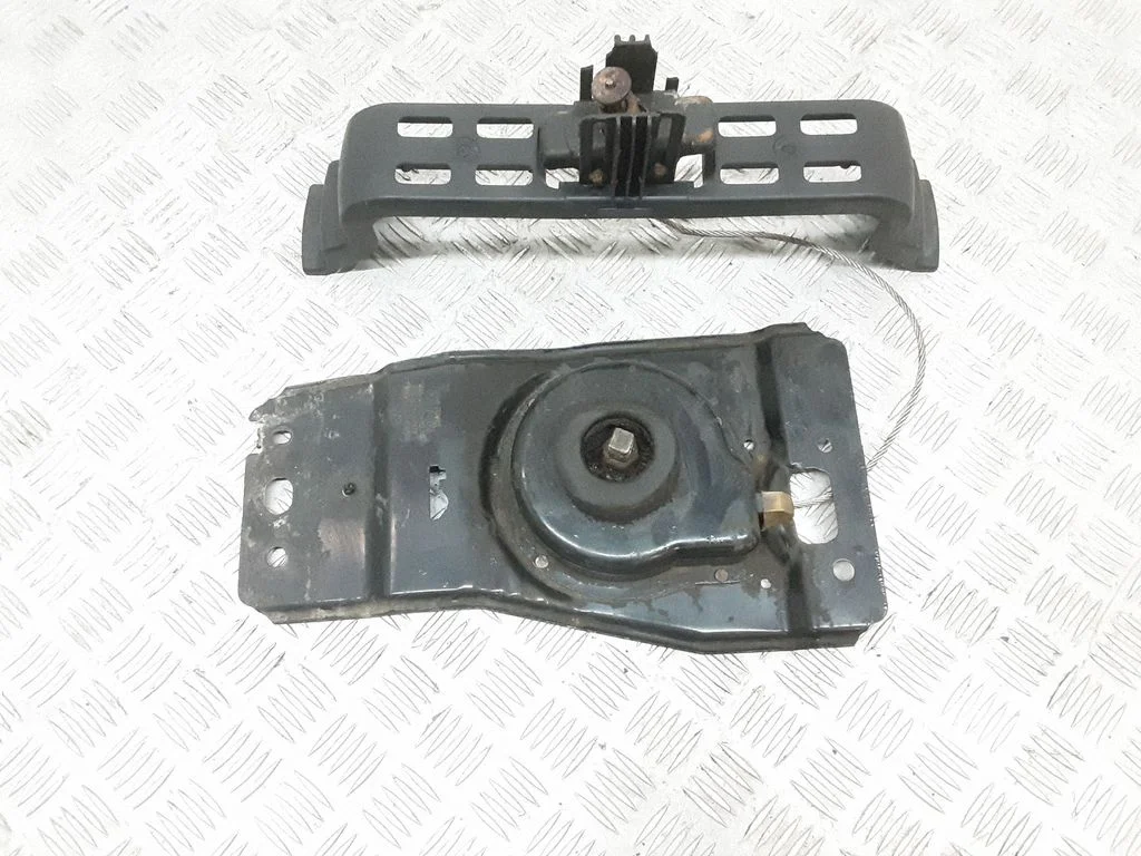 Spare wheel mounting bracket – Dodge Grand Caravan (2008-2020)