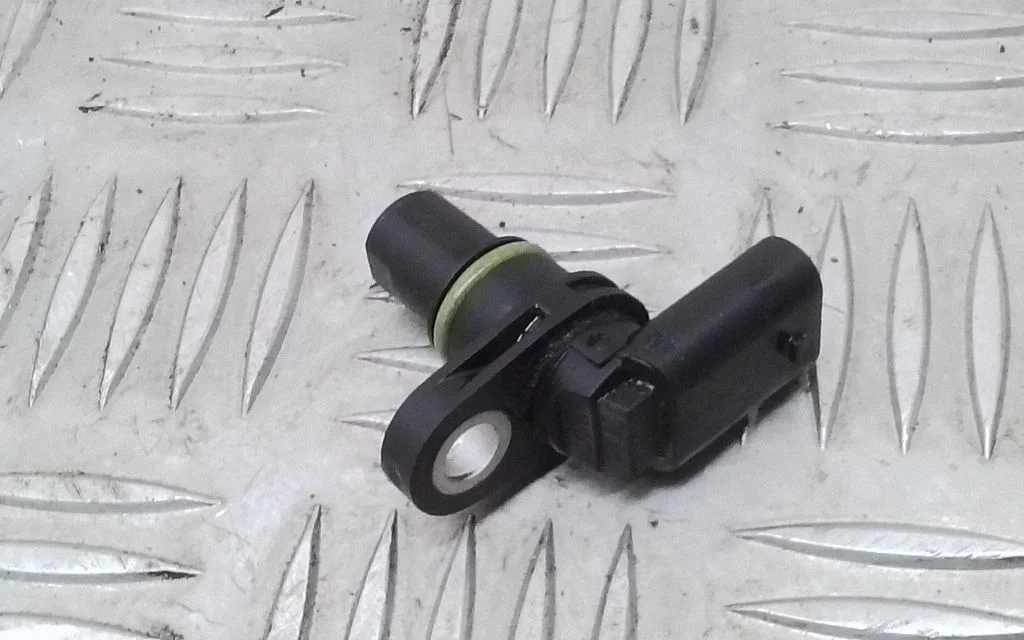 Camshaft position sensor 04C907601A