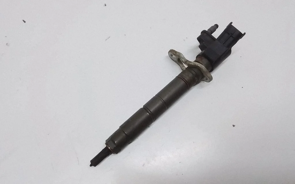 Fuel injector 31303238