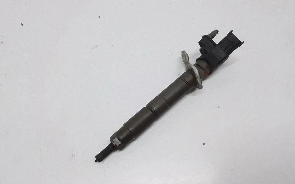 Fuel injector 31303238
