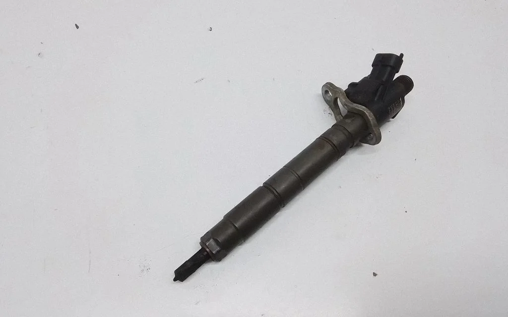 Fuel injector 31303238