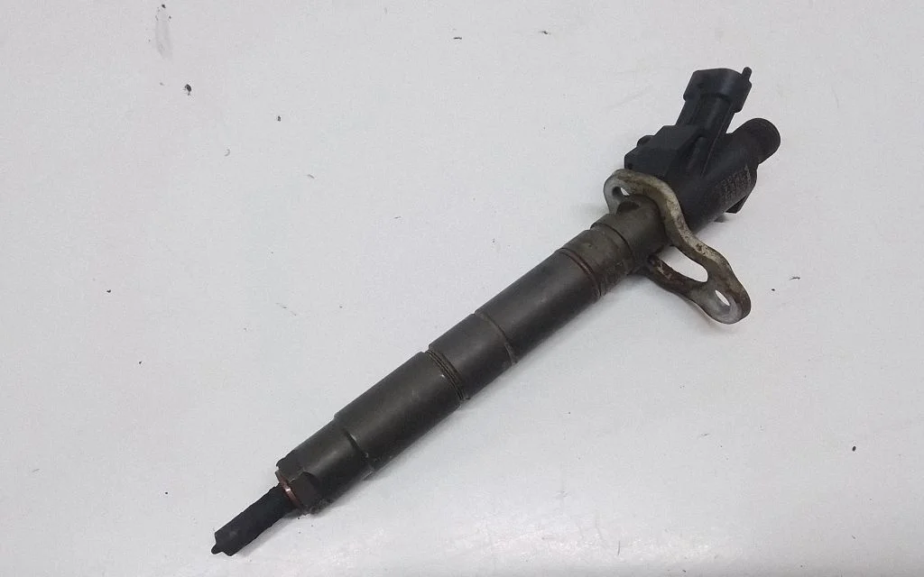 Fuel injector 31303238