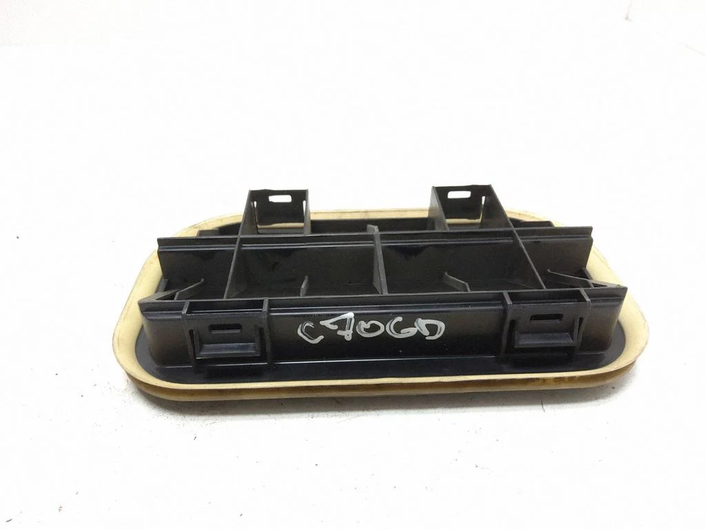 Quarter panel pressure vent YF1A54280B62