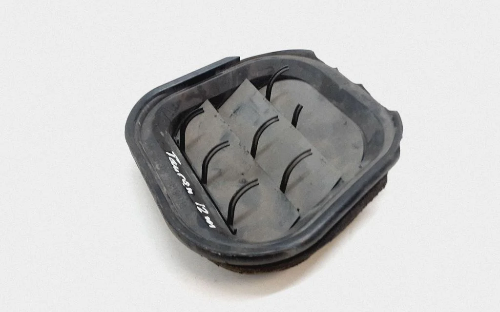 Quarter panel pressure vent 1T0819465C